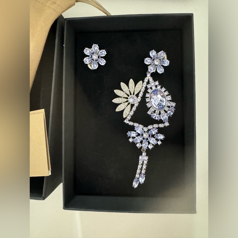 Authentic Burberry Crystal Daisy Drop Clip-on Earrings Asymmetrical Design. - Picture 3 of 5